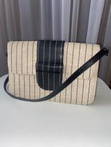 Bolsa risca de giz lança perfume