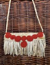 Bolsa rocambole c/ alça longa em palha natural de taboa com aplicação de bordados artesanais