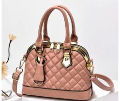 Bolsa rosa com chaveiro