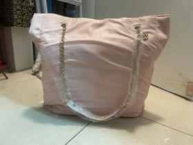 Bolsa rosa pastel G com zíper e alça dourada em detalhes de couro
