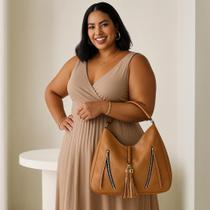 Bolsa Saco Feminina Caramelo Grande material sintético Texturizado com ZÌperes e Pingente Espaçosa e Sofisticada