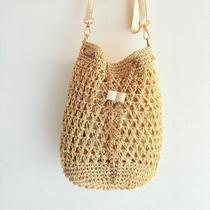 Bolsa Saco Lateral em Ráfia com Fecho Dourado