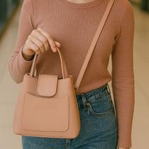 Bolsa Saquinho Transversal Regulável WilliBags Com Divisórias Internas Alça de Mão e Bolso Externo Bolsa Saquinho Transversal Regulável WilliBags Com Divisórias Internas Alça de Mão e Bolso Externo