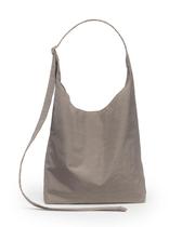 Bolsa Sling Grande de Nylon BAGGU com Alça Ajustável Dove Bolsa Sling Grande de Nylon BAGGU com Alça Ajustável Dove