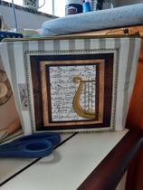 Bolsa tipo Necessaire em Tecido Estampada com Tema de Notas Musicais com Zíper Pequena Quadrada