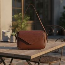 Bolsa Transversal Com Flap Tressê E Alça Ajustável