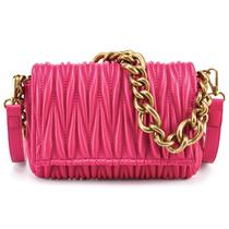 Bolsa transversal de material sintético acolchoado rosa choque