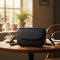 Bolsa Transversal Pequena Com Alça Regulável E Detalhe Bolsa Transversal Pequena Com Alça Regulável E Detalhe