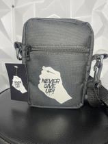 Bolsa Transversal Shoulder Bag Never Give Up ( poliéster )
