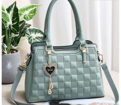Bolsa verde com chaveiro Bolsa verde com chaveiro