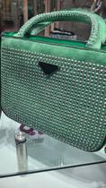 Bolsa verde com pedrinhas