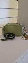 Bolsa verde em material sintético com alça Bolsa verde em material sintético com alça