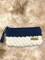 Bolsinha de mão feita em crochê marinho