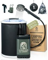 Bomba de chuveiro de acampamento portátil Compass & Creek com balde de 15L