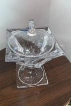 Bomboniere de Vidro com Pé e Tampa Comprimento: 18 cm Largura: 18 cm Altura: 25 cm - Quadron Bomboniere de Vidro com Pé e Tampa Comprimento: 18 cm Largura: 18 cm Altura: 25 cm - Quadron