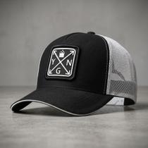 Boné Aba Curva Trucker Telinha Respirável Preto Branco Young Original Boné Aba Curva Trucker Telinha Respirável Preto Branco Young Original