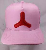 Bone alcool rosa logo vermelha