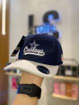 Boné azul com aba bege