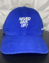 Boné Big Croc Never Give up - Azul Médio Boné Big Croc Never Give up - Azul Médio