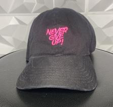 Boné Big Croc Never Give up - Preto ( bordado rosa ) Boné Big Croc Never Give up - Preto ( bordado rosa )