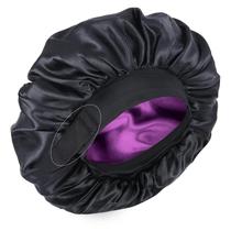 Boné de dormir ajustável preto acetinado com forro roxo Boné de dormir ajustável preto acetinado com forro roxo