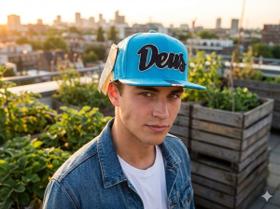 Boné Deus Ex Machina Logo Clássico Snapback Trucker Azul-Claro e Marinho Unissex