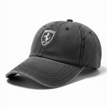 Bone Estilo Scuderia Ferrari Retro Minimalista F1 Desbotado - Preto Bone Estilo Scuderia Ferrari Retro Minimalista F1 Desbotado - Preto