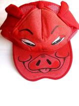 Boné infantil bicho na cor vermelha Boné infantil bicho na cor vermelha