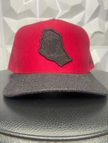Boné Never Give up - Vermelho com Aba preta brilhosa Boné Never Give up - Vermelho com Aba preta brilhosa
