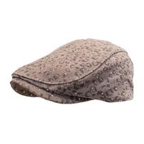 Boné plano masculino com estampa de leopardo com detalhes de strass