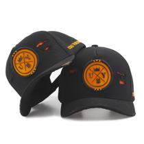 Boné Preto Bordado Use Young Aba Curva Logo Laranja Detalhes Rasgados Boné Preto Bordado Use Young Aba Curva Logo Laranja Detalhes Rasgados