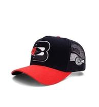 Boné preto com aba vermelho