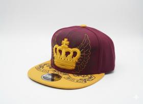 Boné Snapback Aba Reta Vinho e Amarelo Bordado Coroa Real Streetwear Premium Ajustável Estilo Urbano