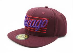 Boné Snapback Chicago Bordado Roxo e Vinho Aba Reta Estilo Americano Retrô Streetwear Ajustável Boné Snapback Chicago Bordado Roxo e Vinho Aba Reta Estilo Americano Retrô Streetwear Ajustável