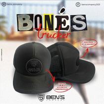 Boné Trucker 100% poliéster com detalhes em alto relevo emborrachado e camurça. Boné Trucker 100% poliéster com detalhes em alto relevo emborrachado e camurça.