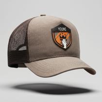 Boné Trucker Aba Curva Telinha Respirável Brasão Young Em Alto Relevo Caqui Masculino Cap Premium Boné Trucker Aba Curva Telinha Respirável Brasão Young Em Alto Relevo Caqui Masculino Cap Premium