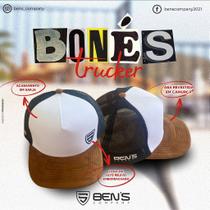 Boné Trucker em sarja com detalhes em camurça e alto relevo emborrachado. Boné Trucker em sarja com detalhes em camurça e alto relevo emborrachado.