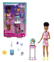 Boneca Articulada Barbie Babysitters Negra Com Bebê Color Change No Cadeirão e Acessórios - Mattel - HTK34
