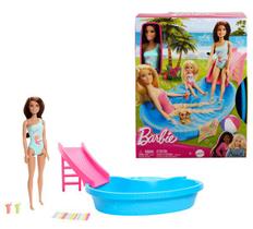 Boneca Articulada Barbie Praia Maiô Verde Com Piscina Glam e Acessórios - Festa na Piscina - Mattel - HRJ75