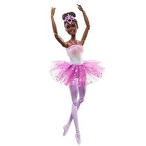 Boneca Barbie Bailarina Luzes Brilhantes Negra Original Mattel Dança Articulada Luz Colorida Tiara Saia Rosa Brinquedo Menina Presente Boneca Barbie Bailarina Luzes Brilhantes Negra Original Mattel Dança Articulada Luz Colorida Tiara Saia Rosa Brinquedo Menina Presente