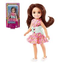 Boneca Barbie Chelsea 14 cm Morena Colete Escoliose - Mattel