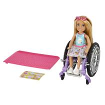 Boneca Barbie Chelsea de brinquedo e cadeira de rodas com acessórios