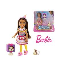 Boneca Barbie Chelsea Fantasia Bolo e Pet 15cm GHV69 Mattel