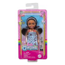 Boneca Barbie Club Chelsea Morena Vestido Azul Estampado Mattel