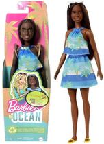 Boneca Barbie Colecionável Loves The Ocean Menina Morena Negra Plus Size - Edição Especial Ecológica - Plástico Reciclado - Mattel