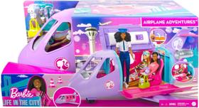 Boneca Barbie e Conjunto Aventuras de Avião Mattel HCD49