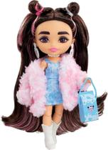 Boneca Barbie Extra Minis com cabelo castanho e casaco rosa de pele sintética Boneca Barbie Extra Minis com cabelo castanho e casaco rosa de pele sintética
