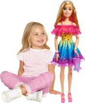 Boneca Barbie Grande (71cm) com Cabelo Loiro e Vestido Arco-Íris Boneca Barbie Grande (71cm) com Cabelo Loiro e Vestido Arco-Íris