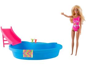 Boneca Barbie Piscina Glam com Piscina - Escorregador e Toalha Mattel