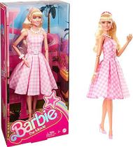 Boneca Barbie The Movie, Margot Robbie como Barbie - Com Vestido Rosa Xadrez